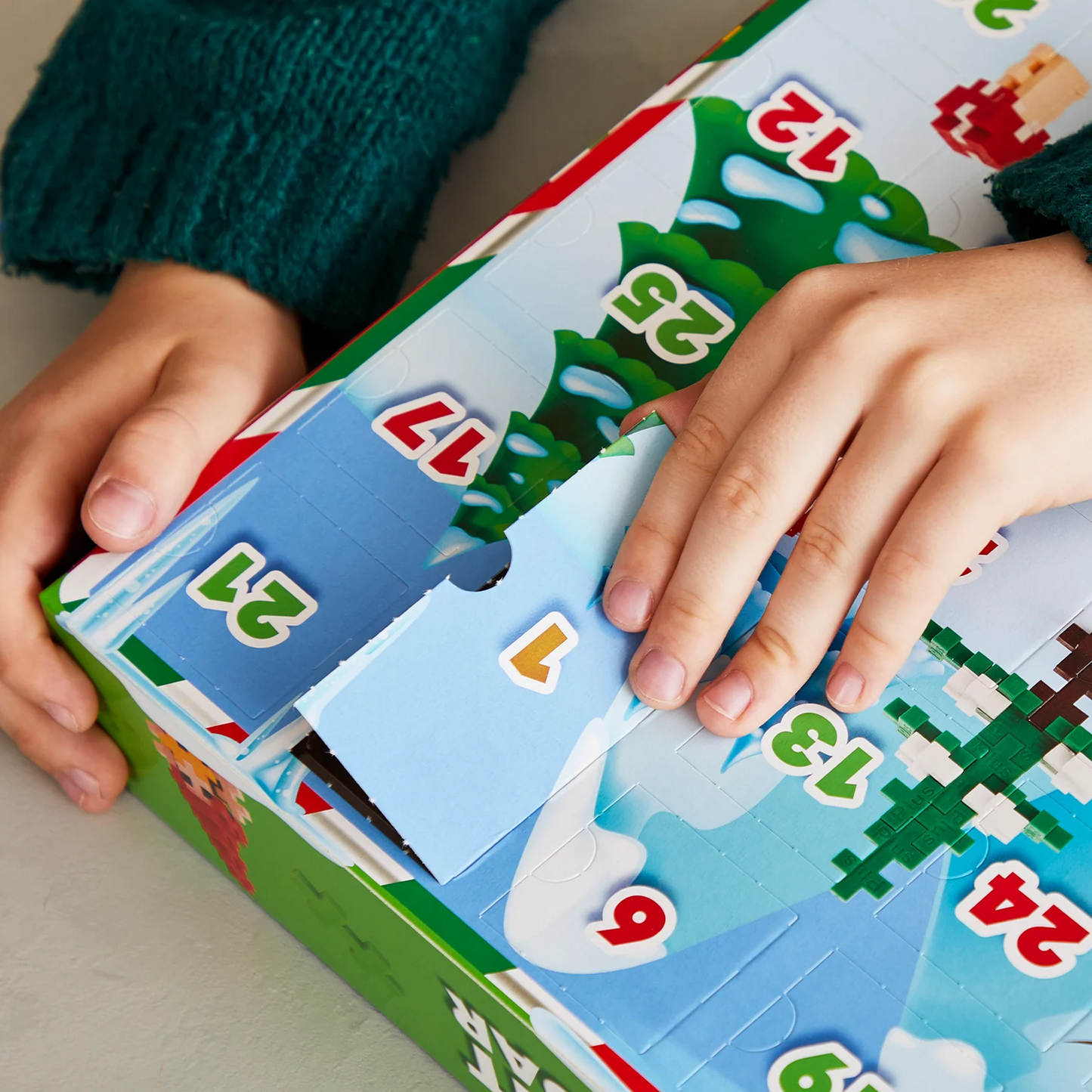 Plus-Plus Advent Calendar Santa's World – 600 pcs Christmas Building Set